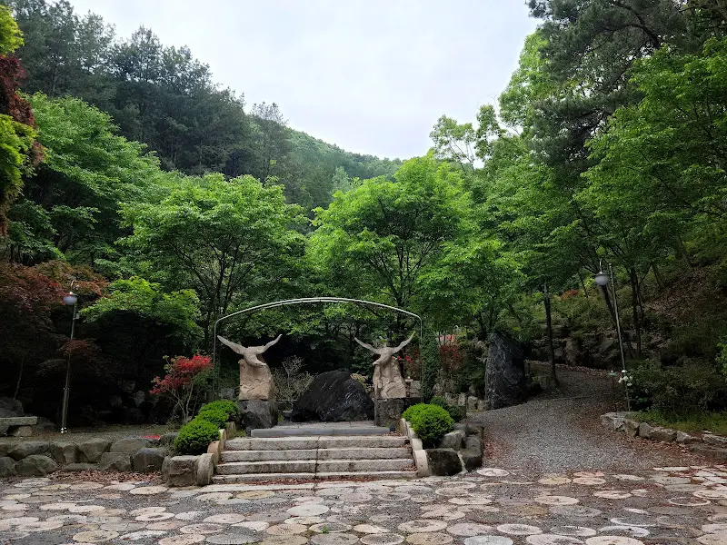 정원으로 들어가는 길