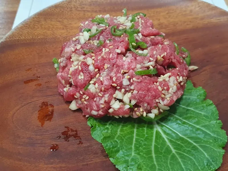 고추와 깨가 뿌려진 육회