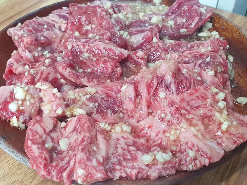 마늘이 듬뿍 뿌려진 마늘 갈비