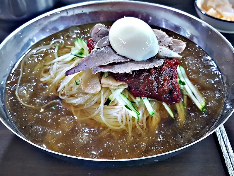 스테인리스 그릇에 담긴 물밀면