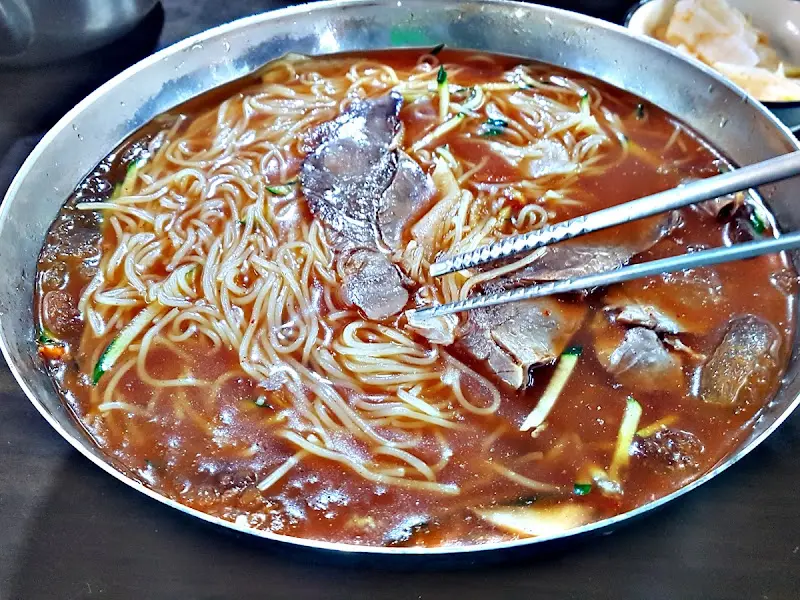 젓가락으로 밀면을 들어올리는 모습