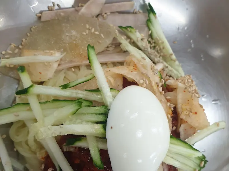 밀면 위에 올려진 고명들