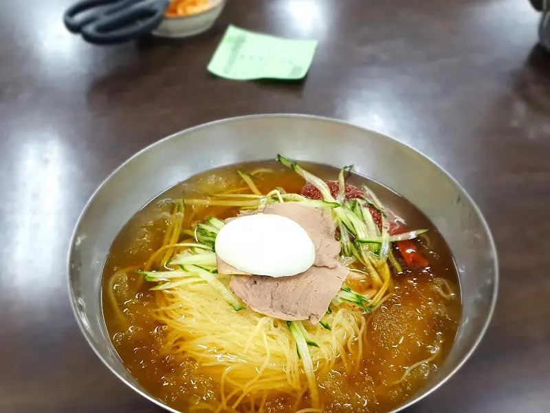 테이블 위에 놓인 밀면