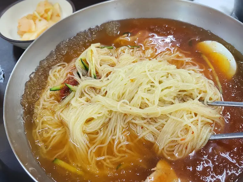 젓가락으로 비빈 밀면