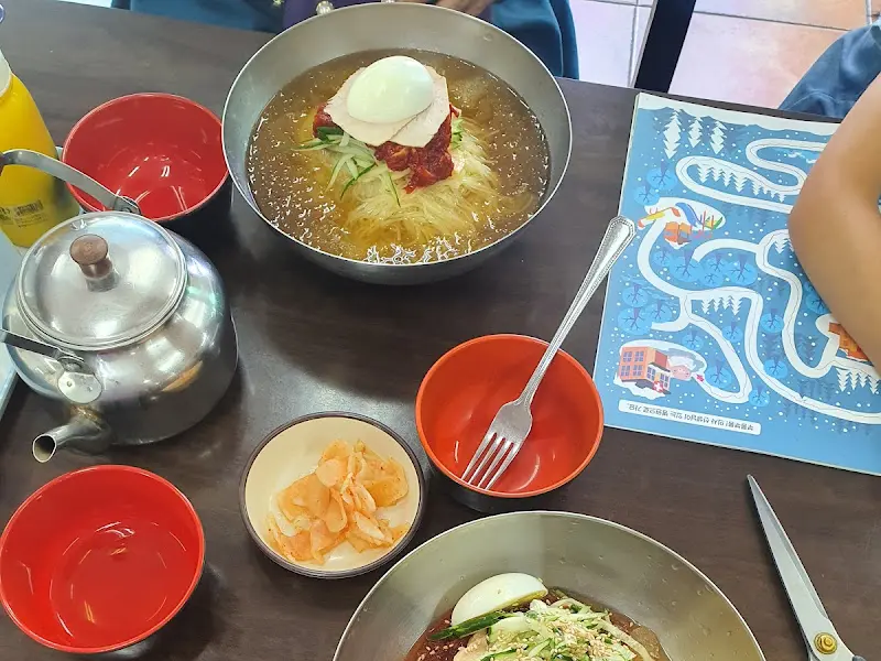 다양한 고명이 올려진 밀면