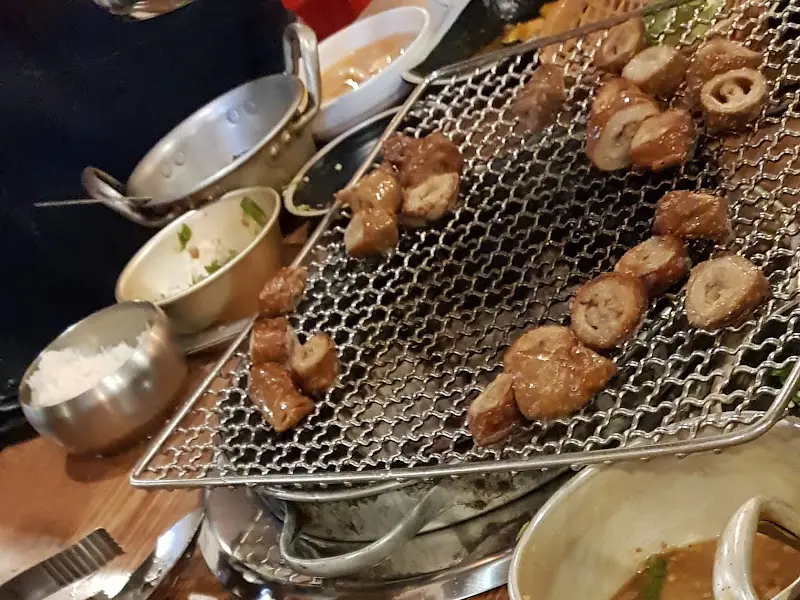 숯불 위에 구워지는 맛있는 음식