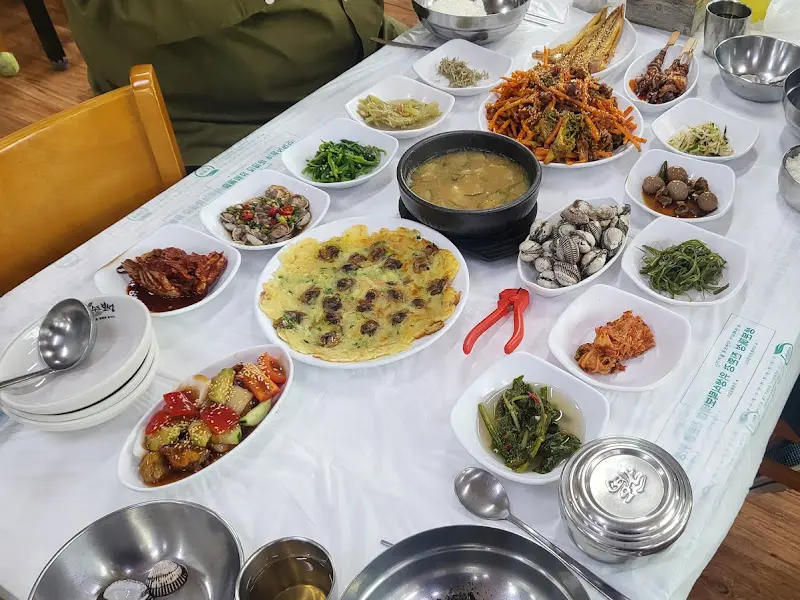 정갈하게 차려진 꼬막 요리