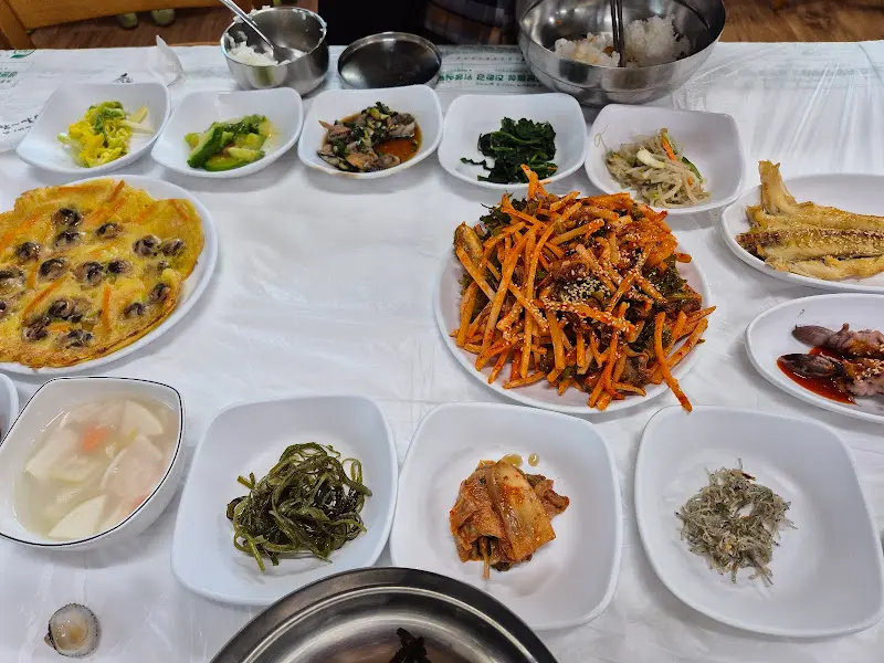 다양한 반찬과 꼬막 요리