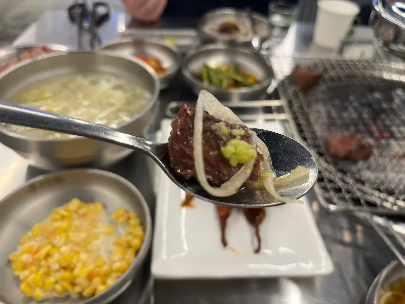 와사비를 살짝 올린 양념 소갈비살