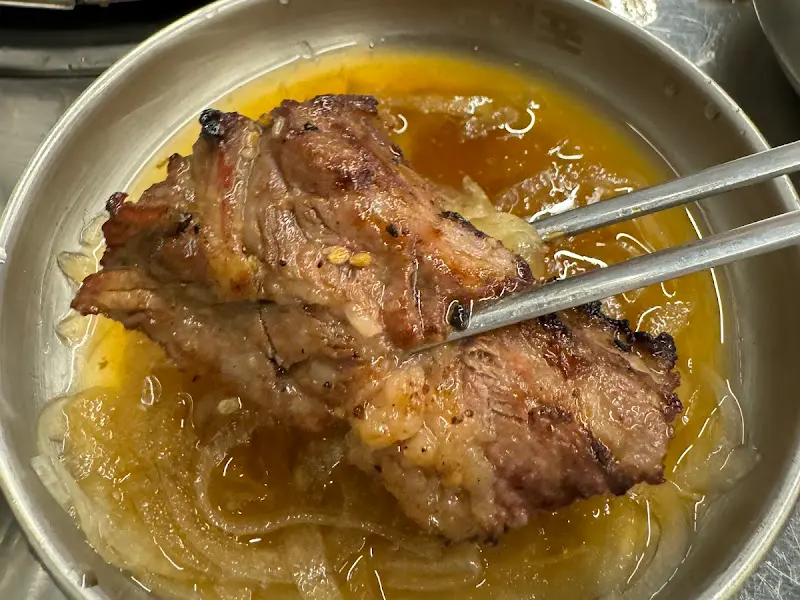 양파절임과 함께 먹는 양념 소갈비살