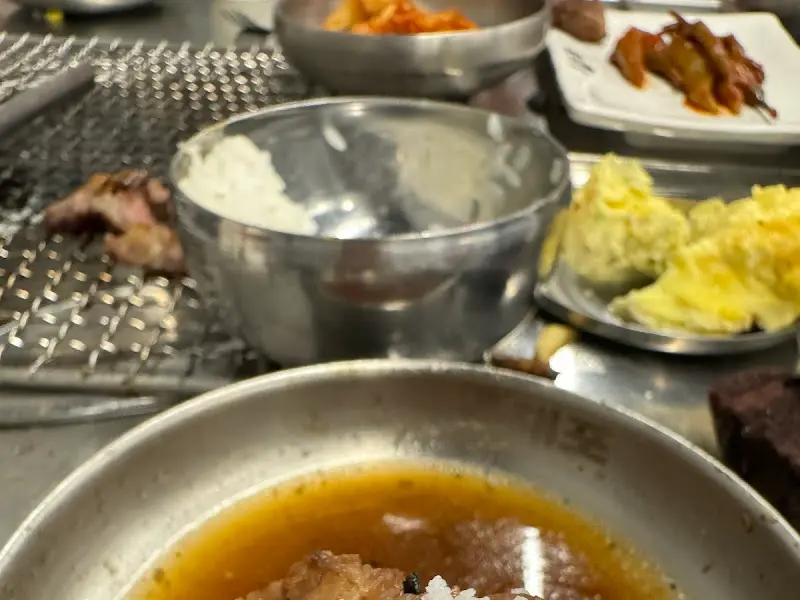 다양한 밑반찬과 함께 즐기는 숯불 구이