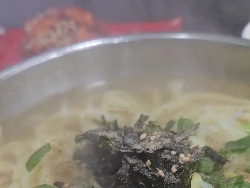 김이 모락모락 나는 칼국수
