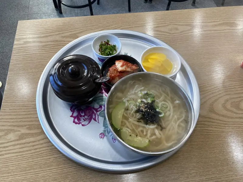 쟁반에 담긴 칼국수