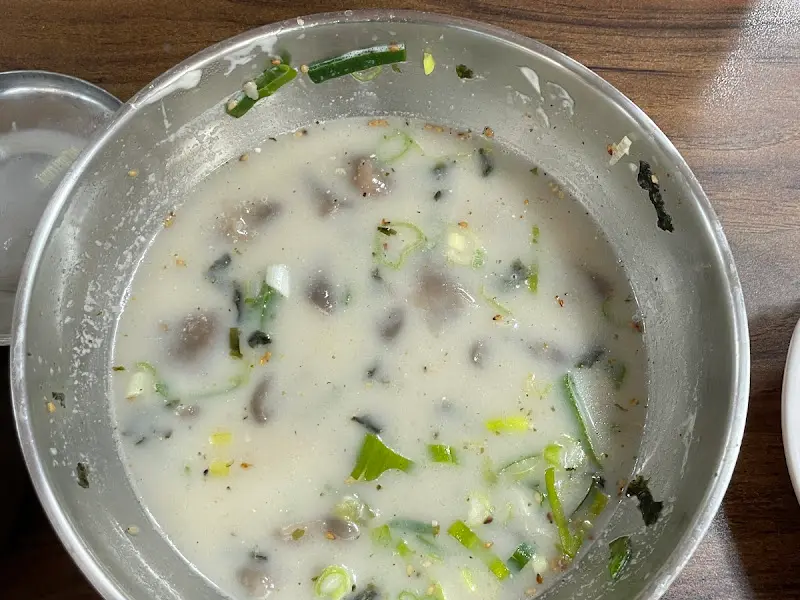 시원하고 깊은 맛을 내는 도토리묵국