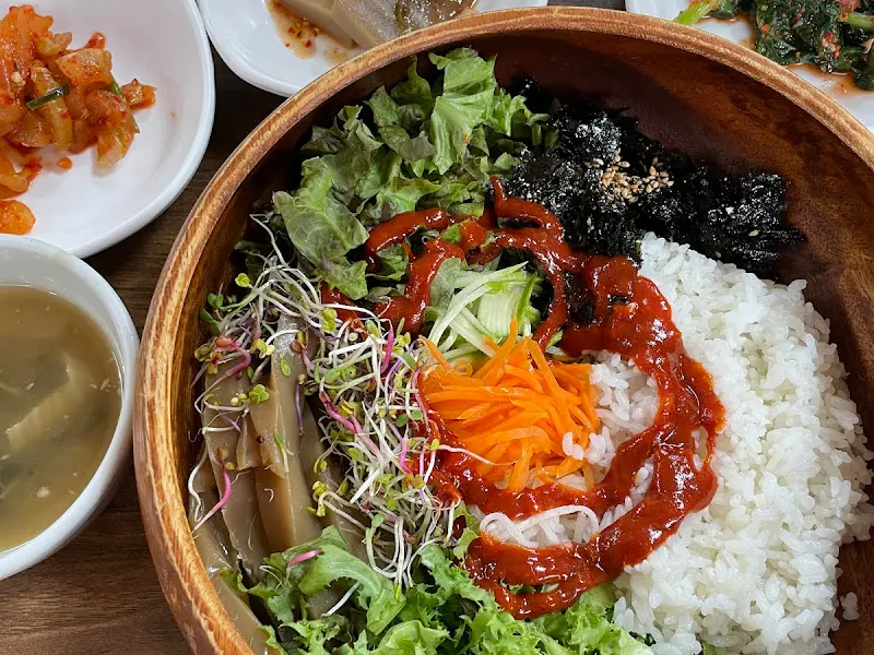 다양한 재료가 어우러진 도토리 비빔밥