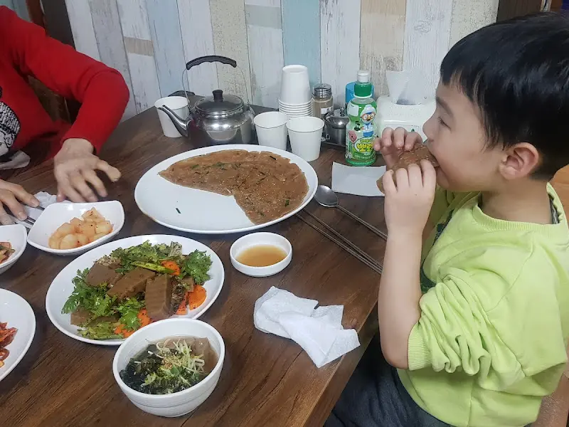 도토리마을에서 식사하는 아이의 모습