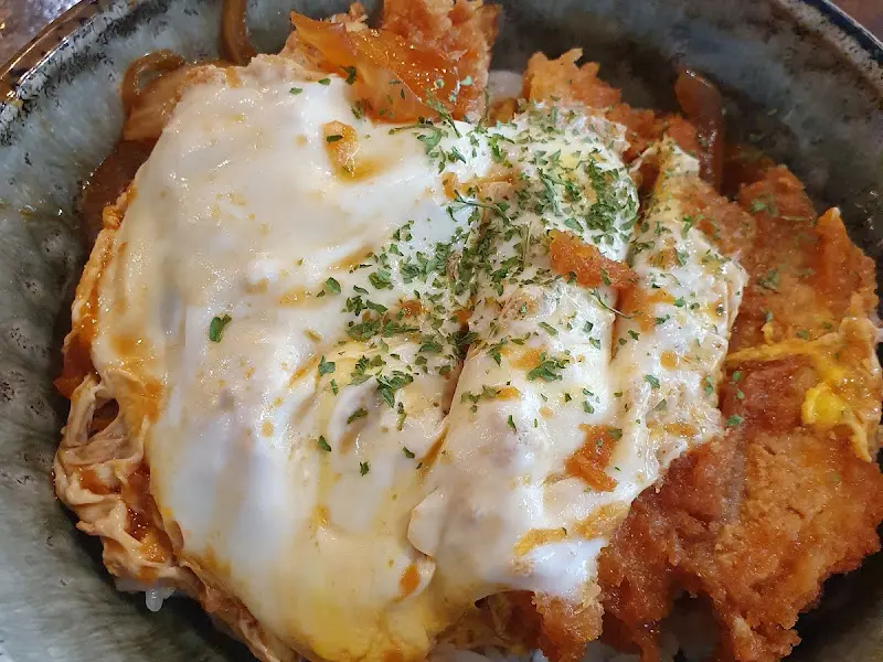 매콤한 소스와 부드러운 치즈의 조화가 일품인 더블가츠동