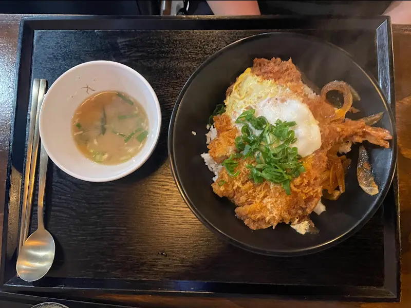 정갈하게 담긴 가츠동 한 상차림