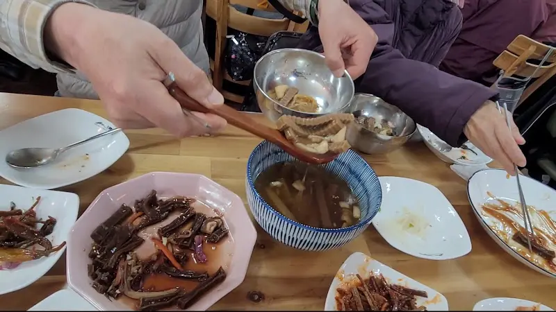 두부전골 먹는 모습