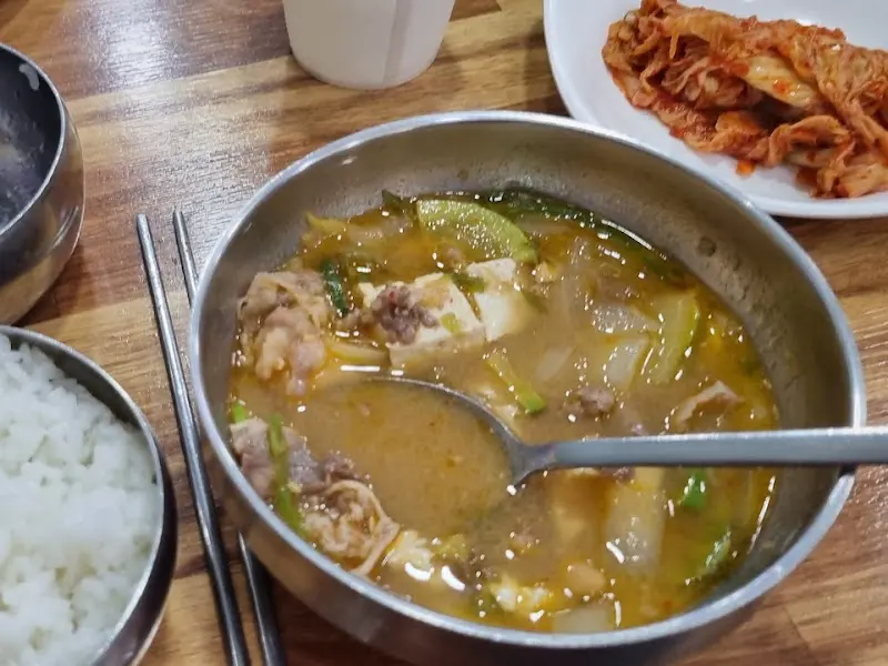 차돌된장찌개와 반찬