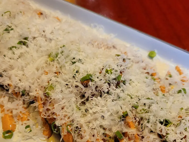 눈꽃 치즈가 뿌려진 요리