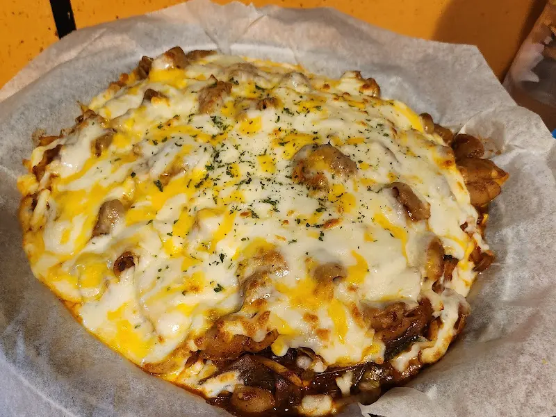 치즈가 듬뿍 올려진 덮밥의 모습