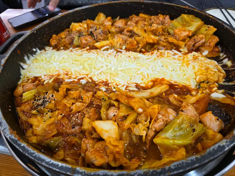 모짜렐라 치즈가 듬뿍 올려진 닭갈비