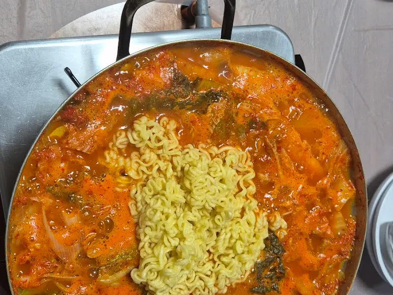 라면사리가 추가된 두루치기