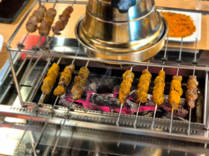 불판 위에서 익어가는 양꼬치