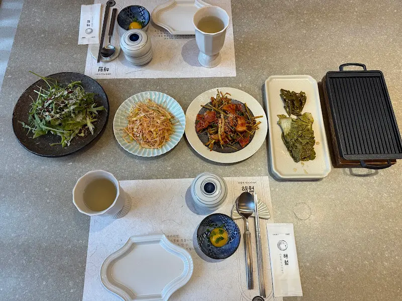 정갈한 테이블 세팅과 밑반찬