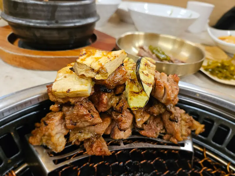 숯불 위에서 익어가는 옛날갈비