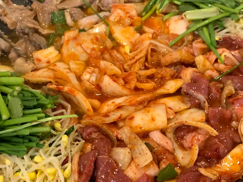 양념오리와 김치의 환상적인 조합