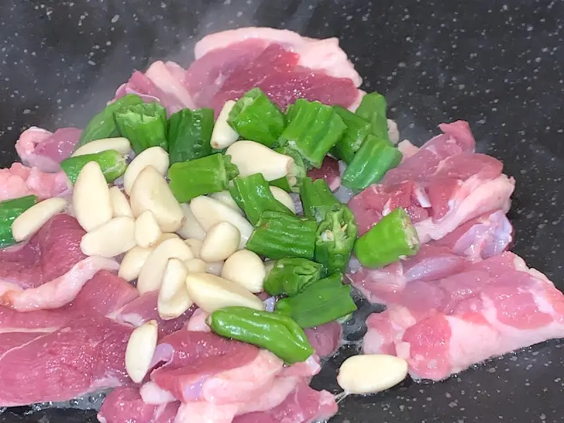 신선한 생오리와 마늘, 고추