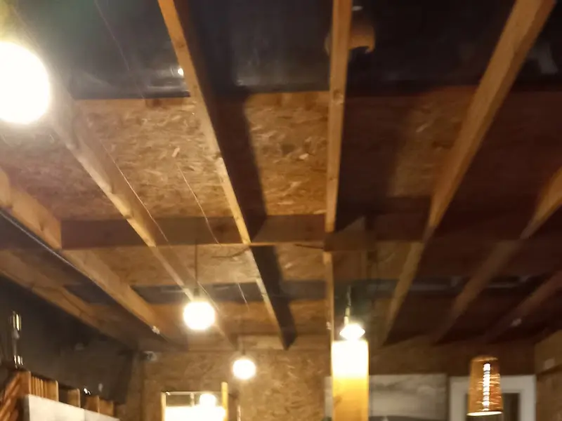 정겨운 식당 내부 천장