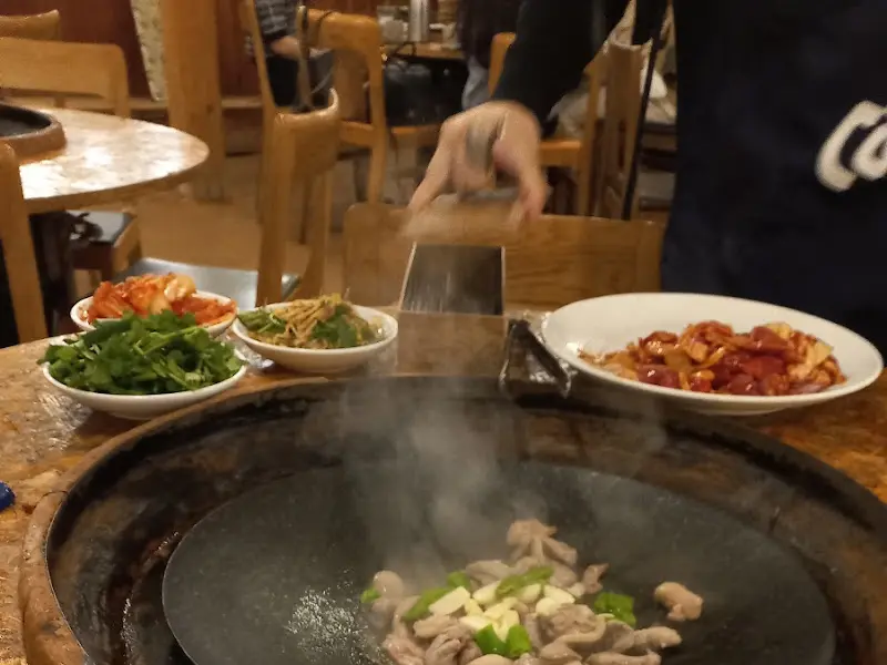 사장님의 손길이 느껴지는 솥뚜껑 오리