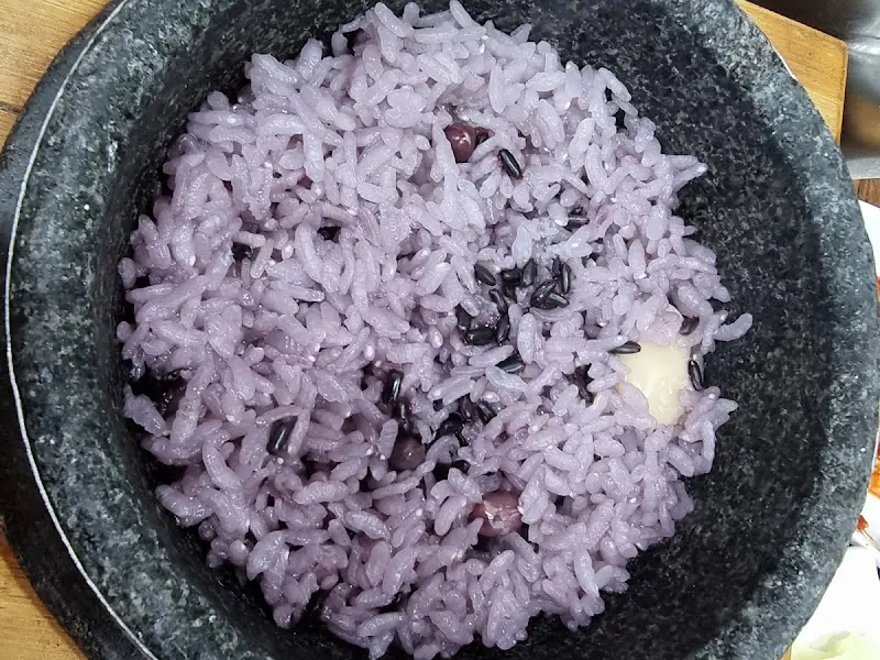 윤기 자르르 돌솥밥