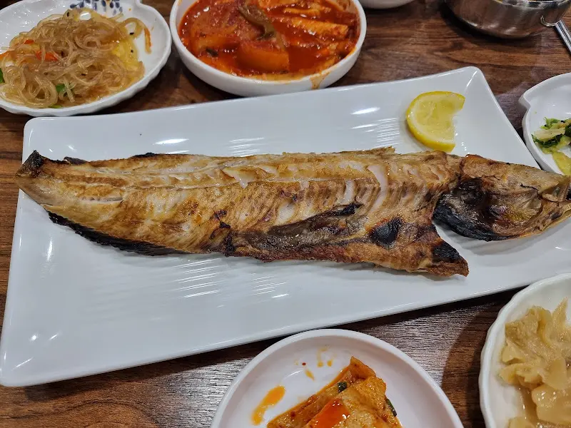 노릇노릇 구워진 고등어