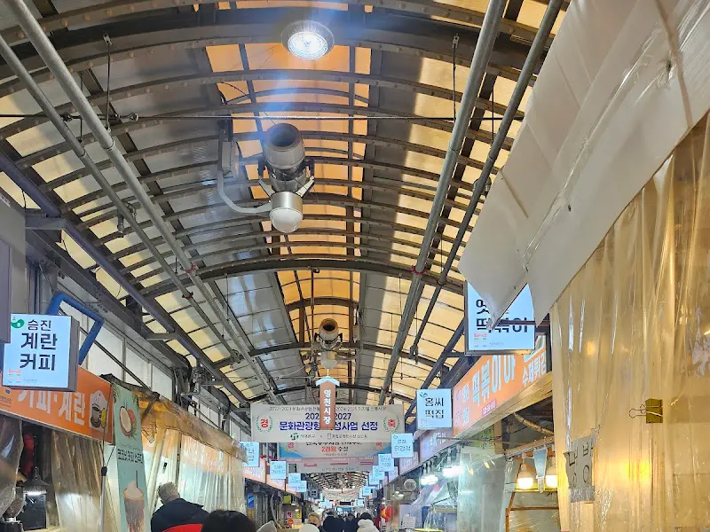 영천시장 내부 풍경