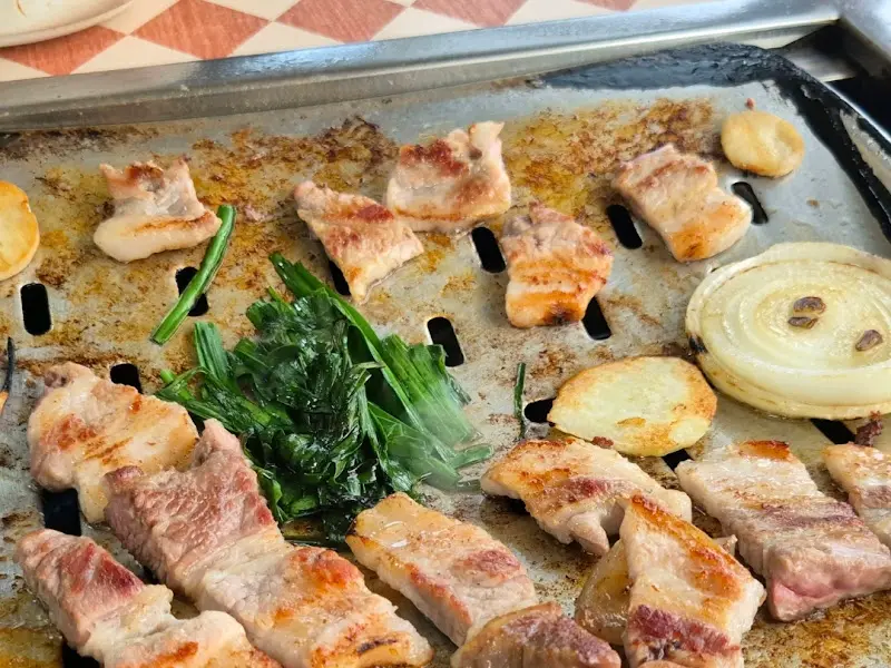 불판 위에서 익어가는 삼겹살