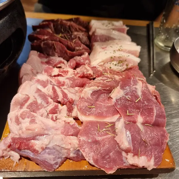 신선한 뒷고기 모듬