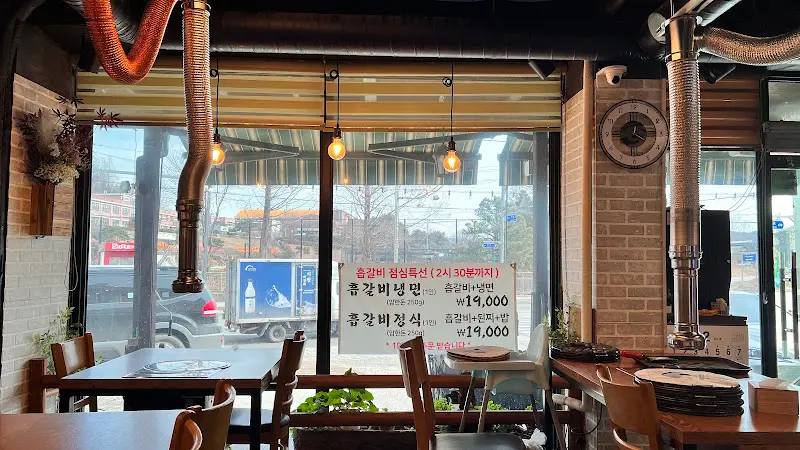 빽가장생고깃집 내부 인테리어