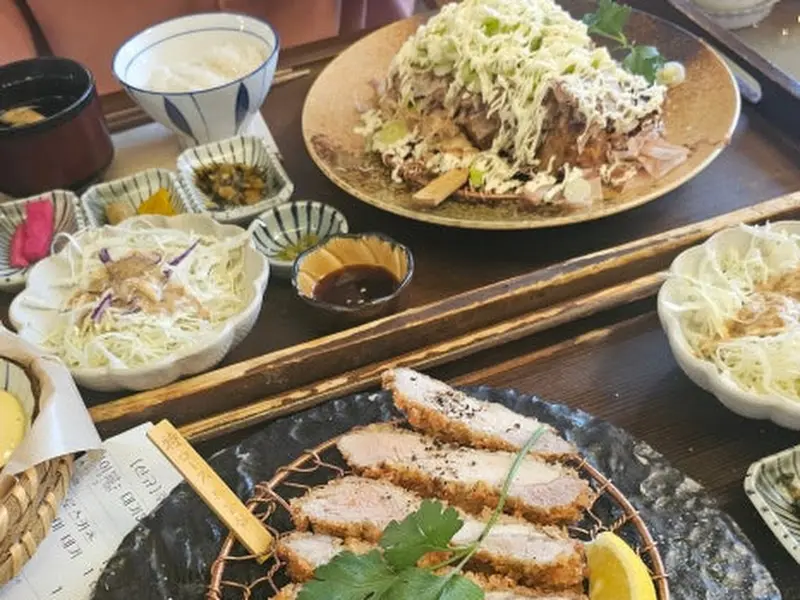 돈까스 정식 한 상 차림. 돈까스 외에도 밥, 장국, 샐러드, 각종 절임 반찬이 깔끔하게 준비되어 나온다.