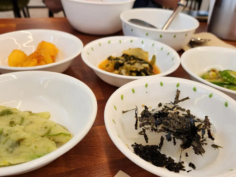 정갈하게 담겨 나온 밑반찬