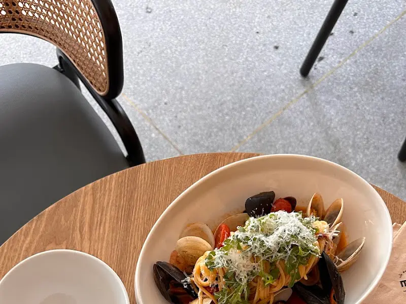 신선한 해산물이 듬뿍 올려진 해산물 파스타