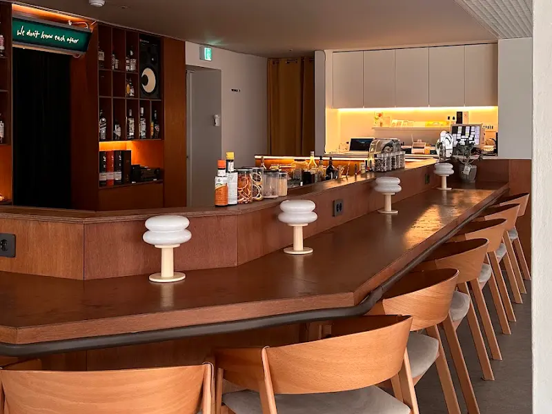 깔끔하고 모던한 분위기의 바 테이블