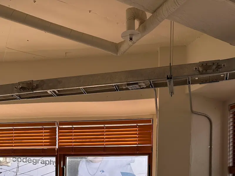 노출 콘크리트 천장과 배관