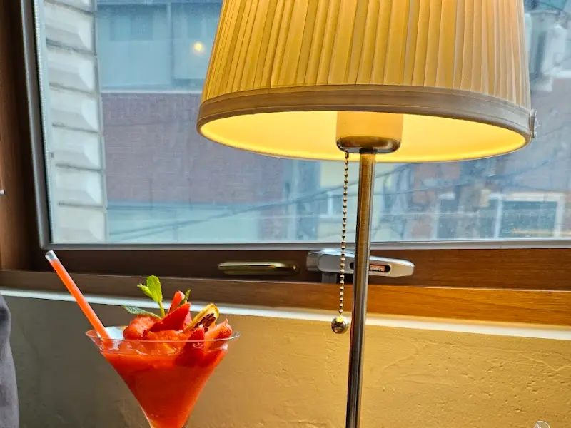 창가 스탠드 조명과 칵테일
