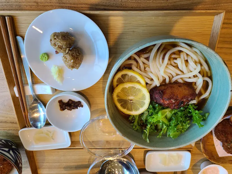 유자 냉우동과 도미 고로케의 모습. 정갈하게 담겨 나온 음식이 보기에도 먹음직스럽다.