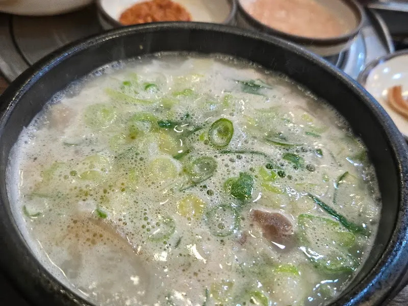 뽀얀 국물이 매력적인 순대국