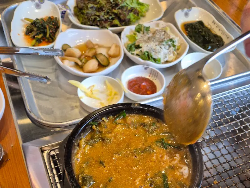 다양한 밑반찬과 장어탕